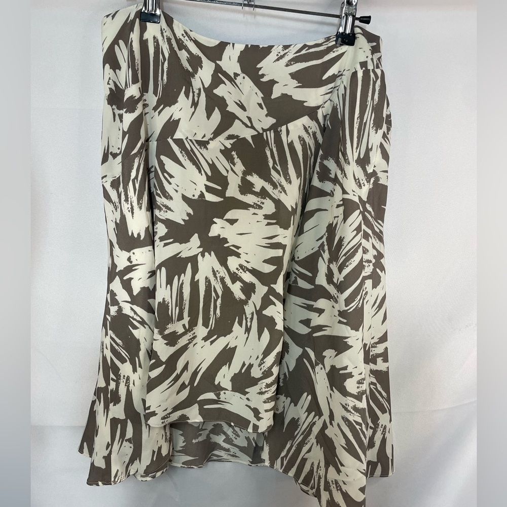 Vince Camuto gray and white fit and flare skirt. With a slight high/low hemline.